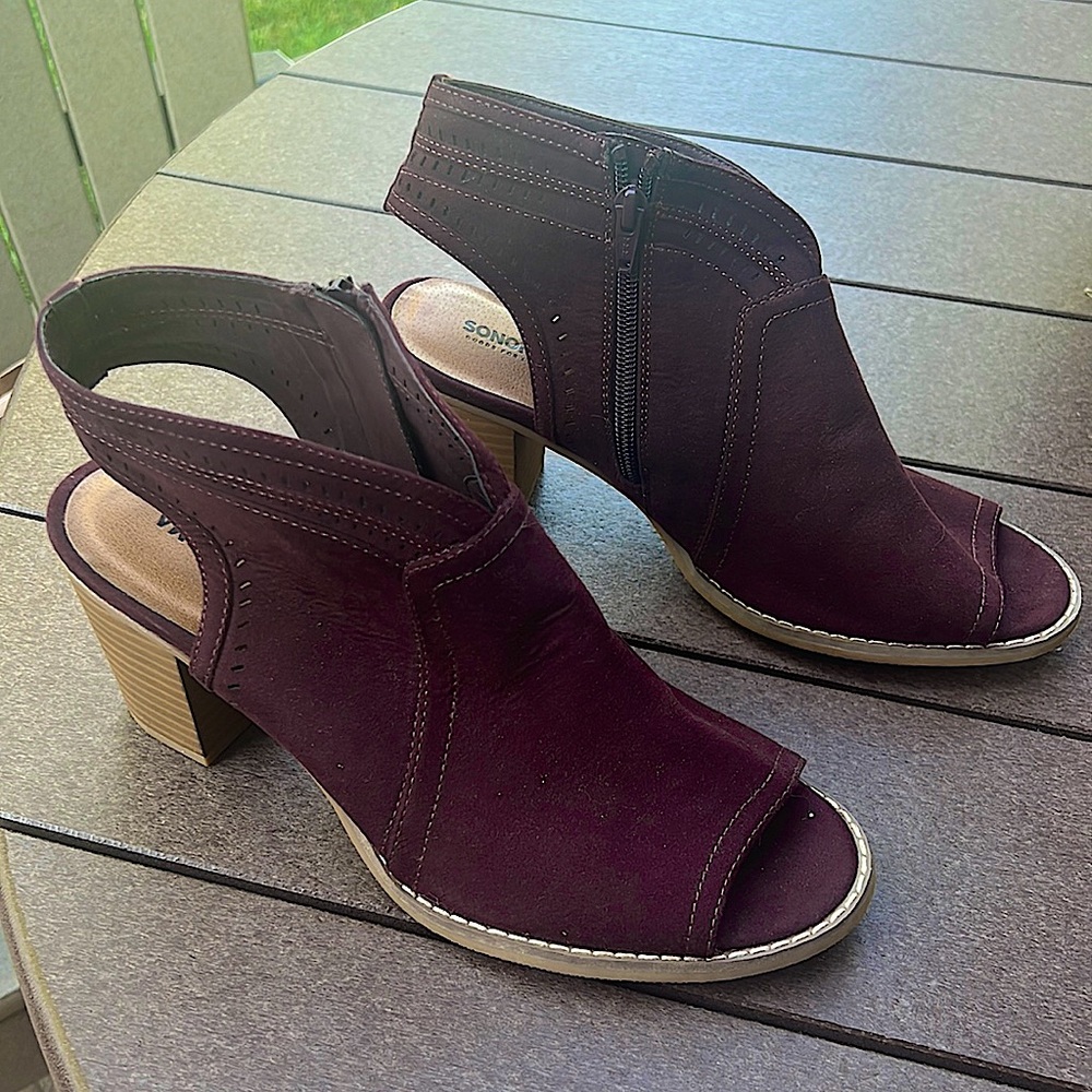 SONOMA Wine Sandal. Size 9.5